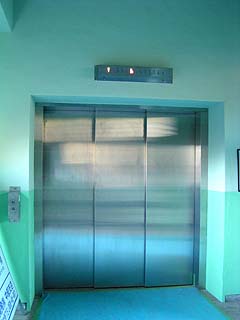 直下へ通じるエレベーター