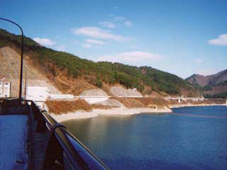 Vue du lac de barrage depuis la rive gauche