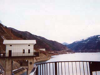 Vue du lac de barrage depuis le sommet