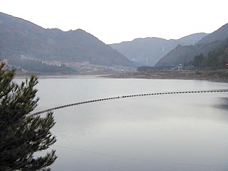 Vue du lac de barrage depuis la rive gauche