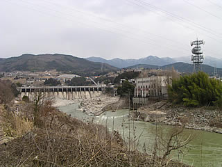 Vista dell'argine e della centrale elettrica da valle, sulla riva destra.