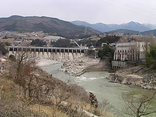 Vista del dique y de la central eléctrica desde aguas abajo, en la orilla derecha.