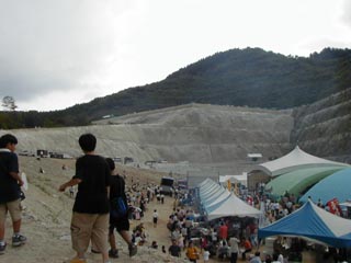 小里川ダム湖底フェスティバル2002の模様