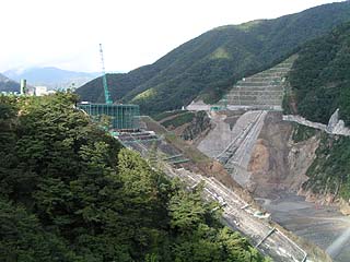 Vista dell'argine in costruzione da valle sulla sponda destra.